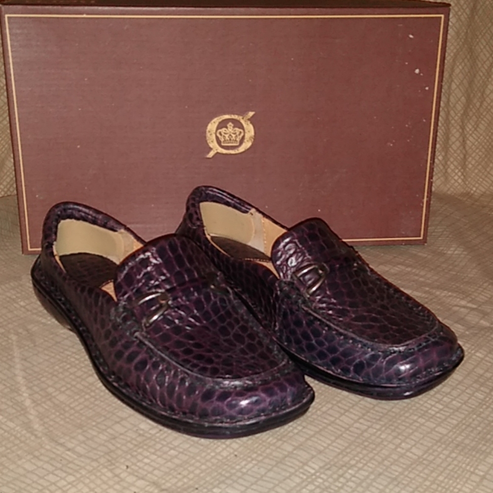 BORN PURPLE CROC LOAFERS  Size 6